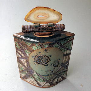 sea turtle vessel with agate lid