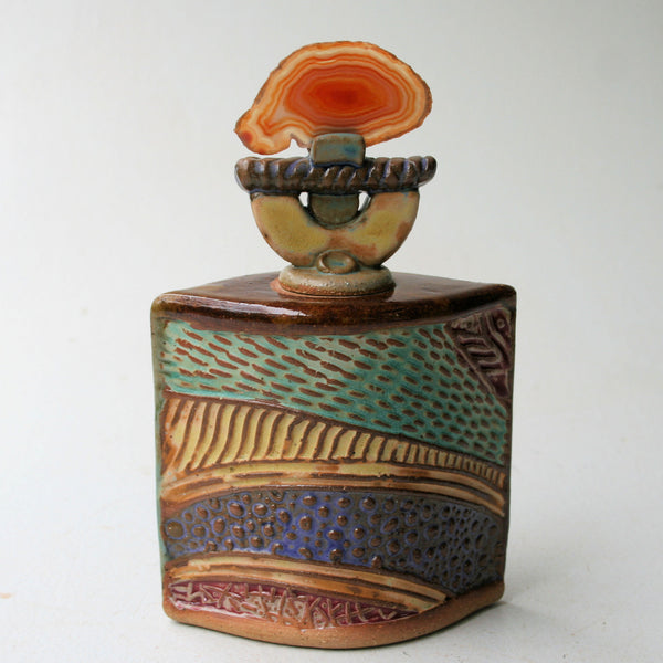 Frog pottery vase with agate lid