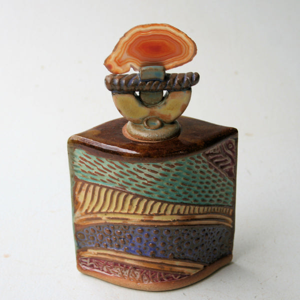 Frog pottery vase with agate lid