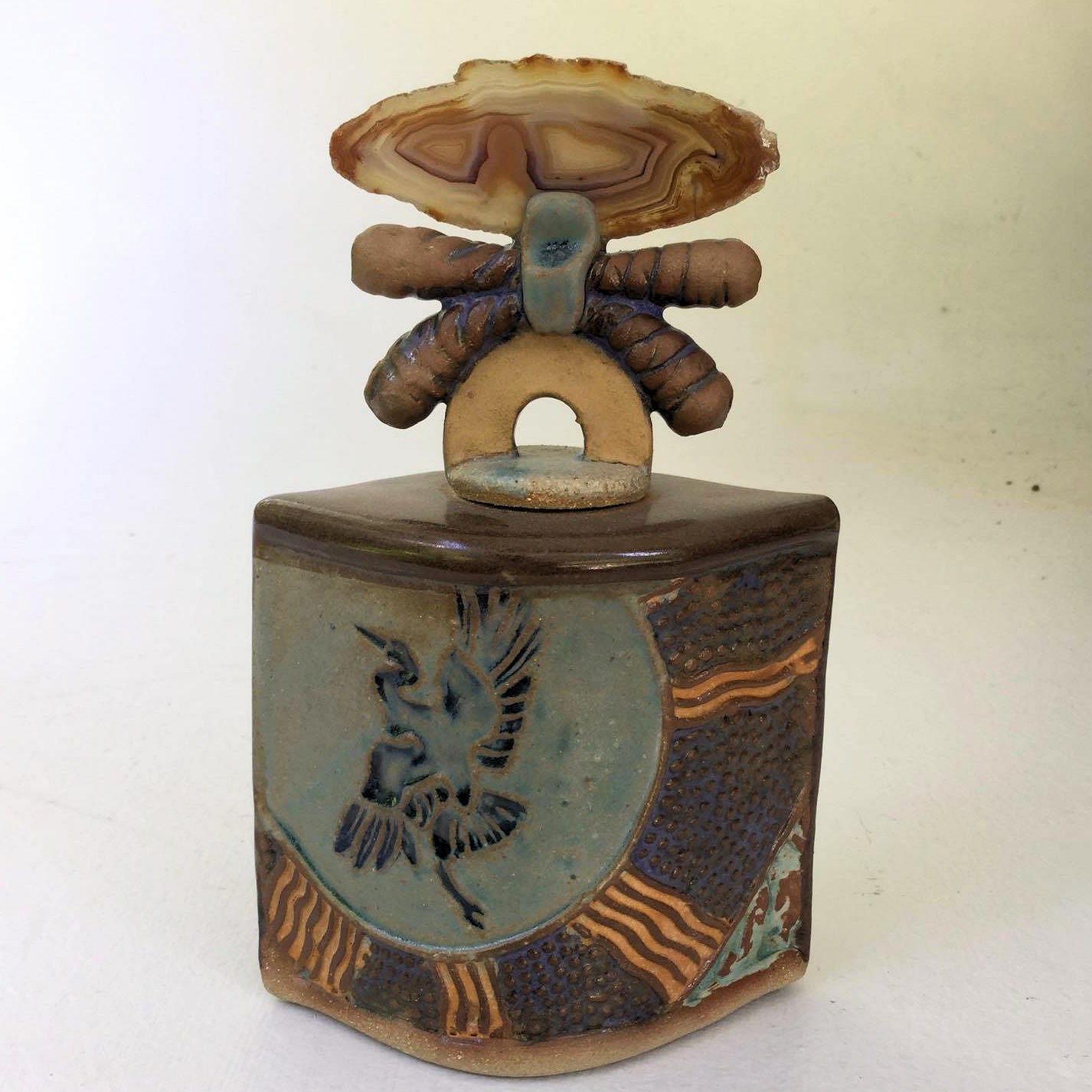 Heron pottery vase with agate lid