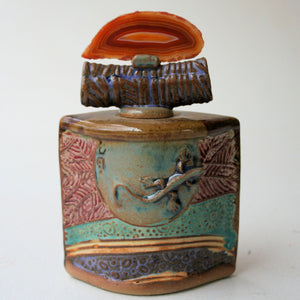 Lizard pottery vase with agate lid
