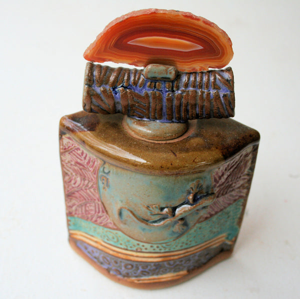 Lizard pottery vase with agate lid
